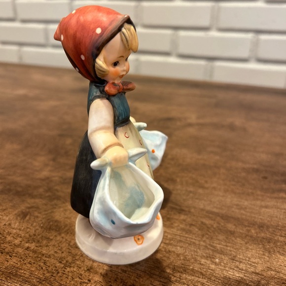 Goebel Hummel figurine titled "Mother's Darling" #175 - Picture 3 of 8